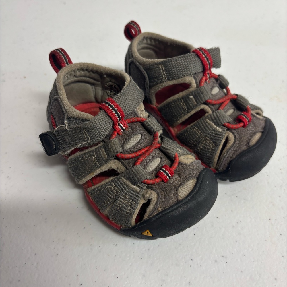 Keen Newport H2 Grey and red Waterproof Sandals Child Size 4